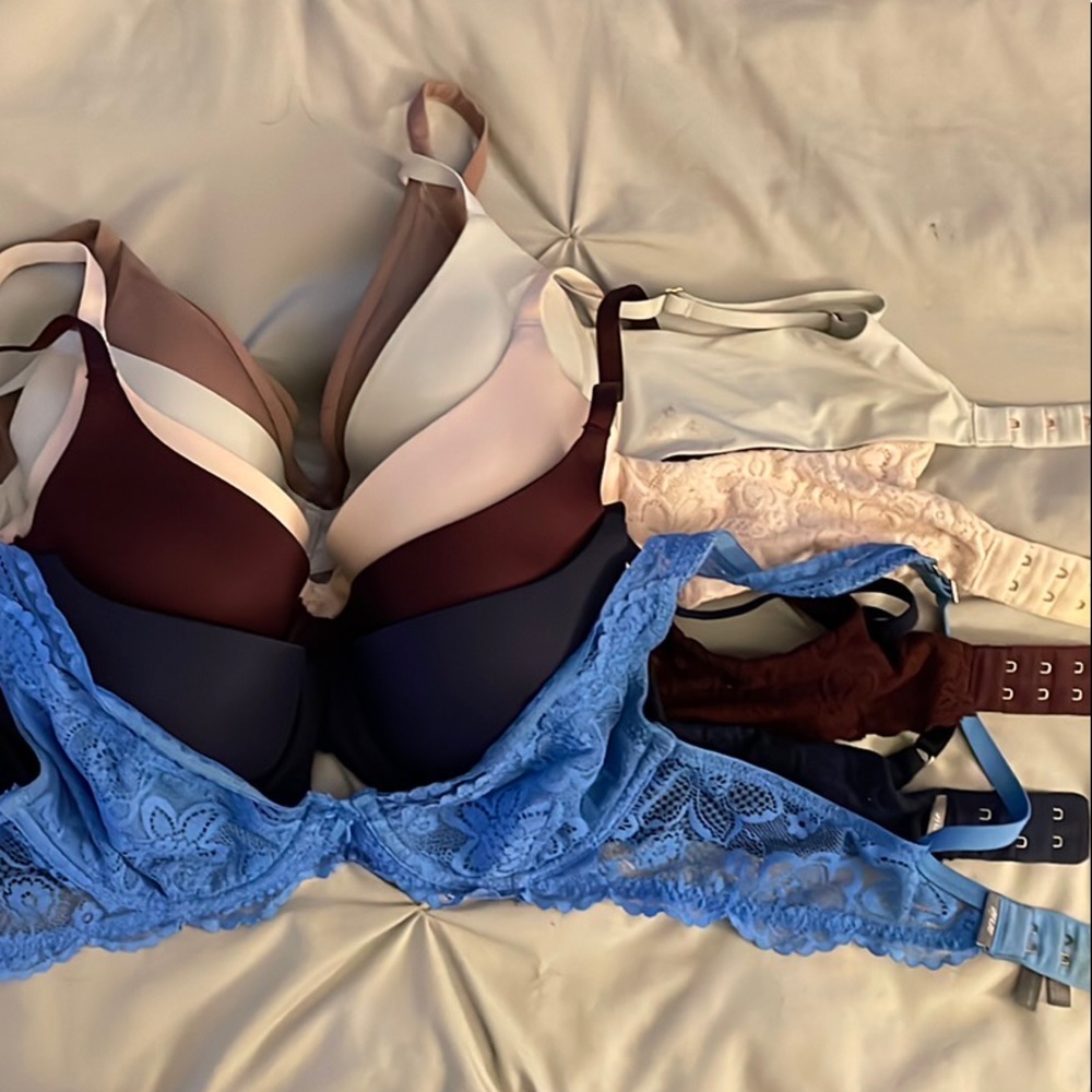 Five Aerie 32C t-shirt bras. One 32C 1/2 bra Thirdlove.